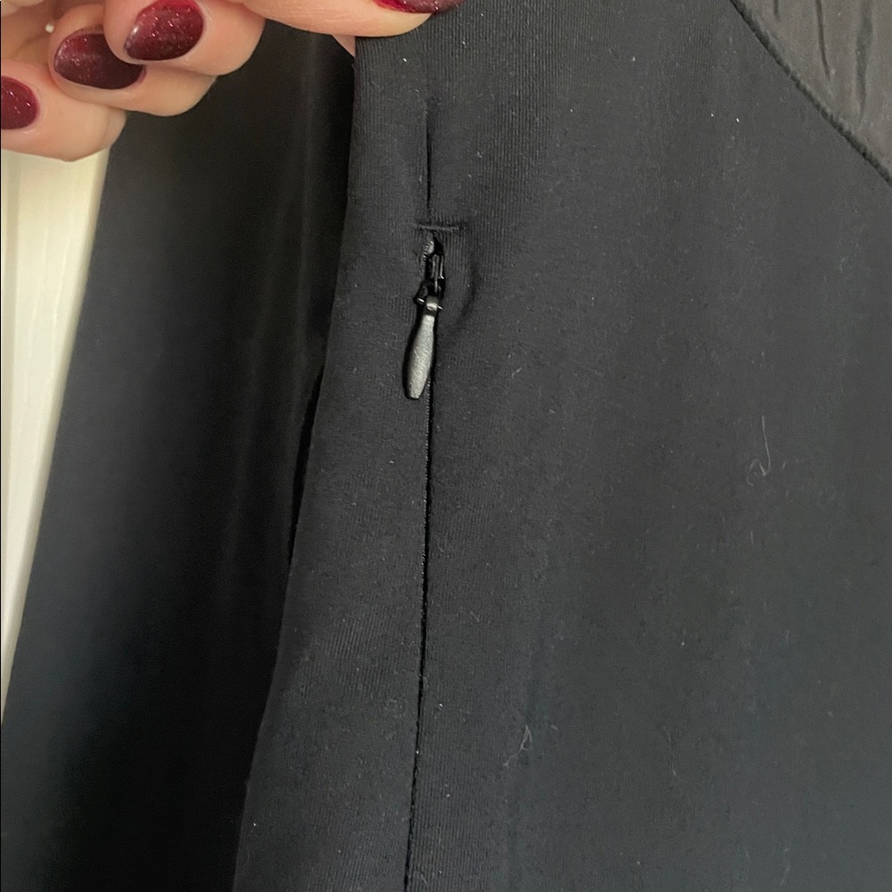 GAP Fit Women's Black Atleisure/Travel Jacket. Never worn! - Picture 6 of 6